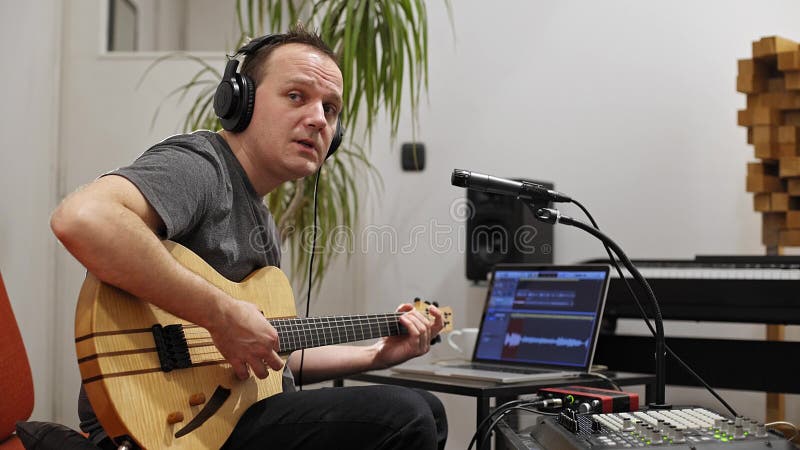 Musicien chantant et jouant la guitare ?lectrique dans le studio ? la maison de musique