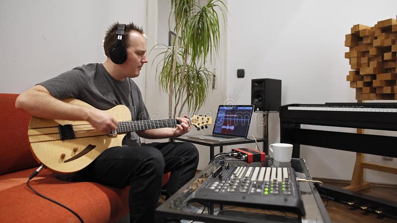 Musicien chantant et jouant la guitare ?lectrique dans le studio ? la maison de musique