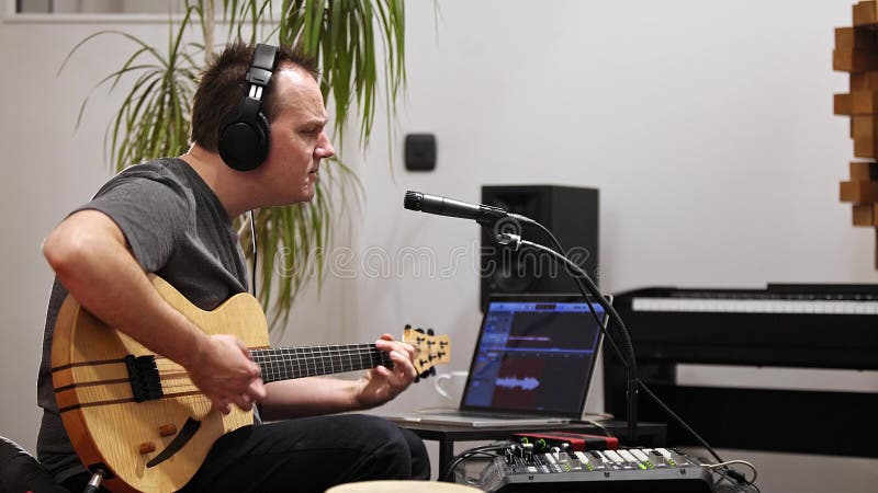 Musicien chantant et jouant la guitare ?lectrique dans le studio ? la maison de musique