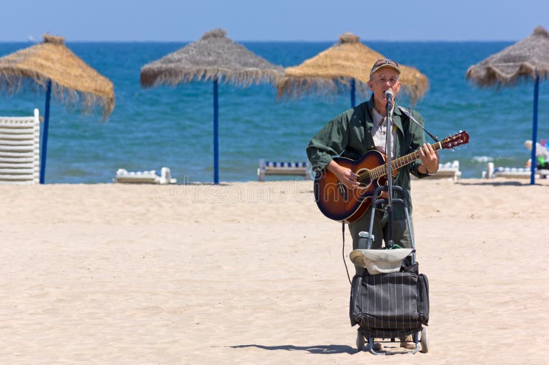 Musicien de rue sur la plage de Valence images stock Musicien de rue sur la plage de Valence images stock