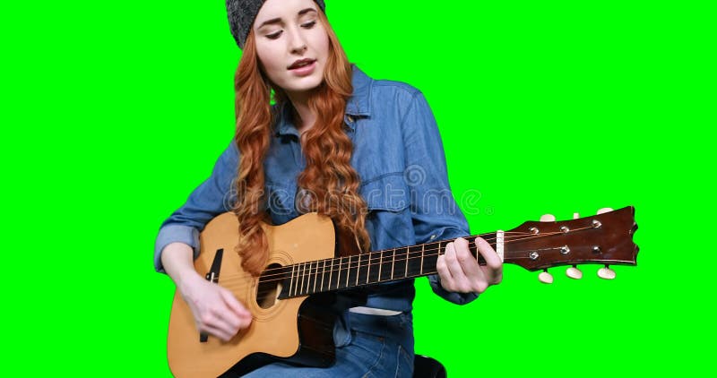 Musicien féminin chantant tout en jouant la guitare