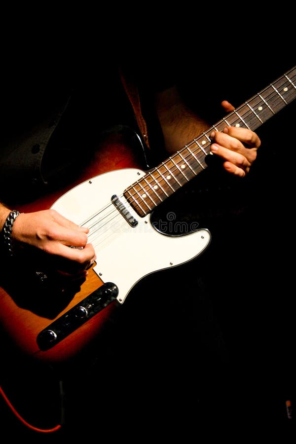 Musicien jouant la guitare dans un concert photos stock Musicien jouant la guitare dans un concert photos stock