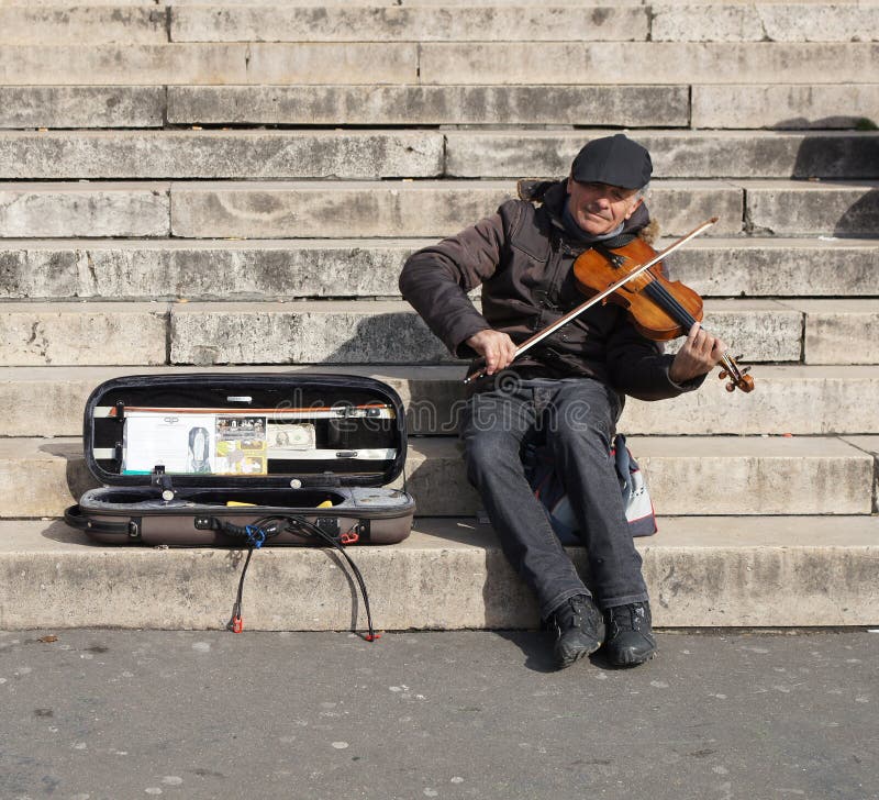 Musicien Playing un violon pour l'argent photos libres de droits Musicien Playing un violon pour l'argent photos libres de droits