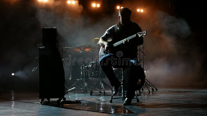 Musicien silhouette guitariste jouant de la guitare électrique.