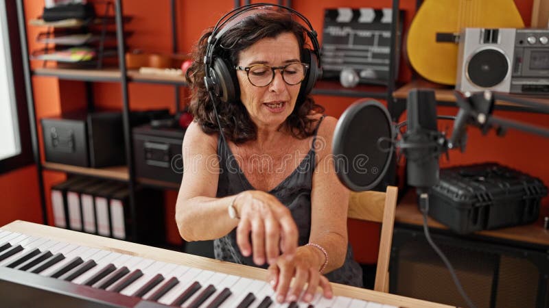 Musicienne hispanique du moyen âge chantant une chanson jouant du piano au studio de musique