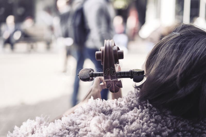 Musicienne jouant du violoncelle dans la rue images stock Musicienne jouant du violoncelle dans la rue images stock