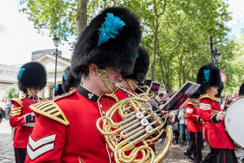 Musiciens au changement de la garde Performance au Buckingham Palace à Londres, R-U images stock Musiciens au changement de la garde Performance au Buckingham Palace à Londres, R-U images stock