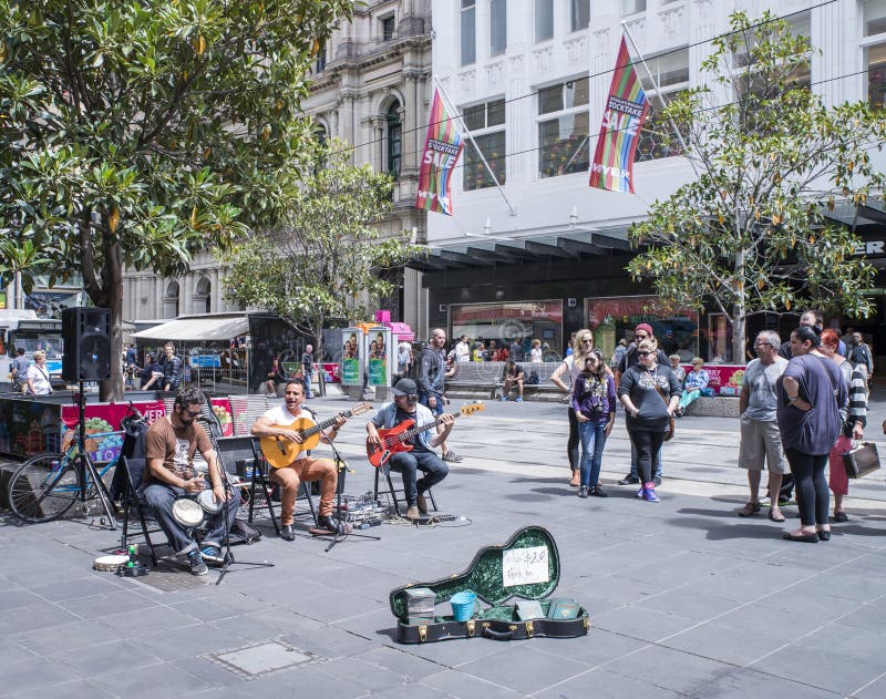 Musiciens de rue amusant en Bourke Street Mall, Melbourne, Australie image stock Musiciens de rue amusant en Bourke Street Mall, Melbourne, Australie image stock