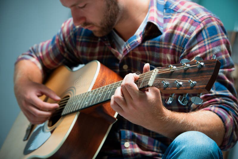 Musicista che gioca chitarra acustica fotografia stock libera da diritti Musicista che gioca chitarra acustica fotografia stock libera da diritti