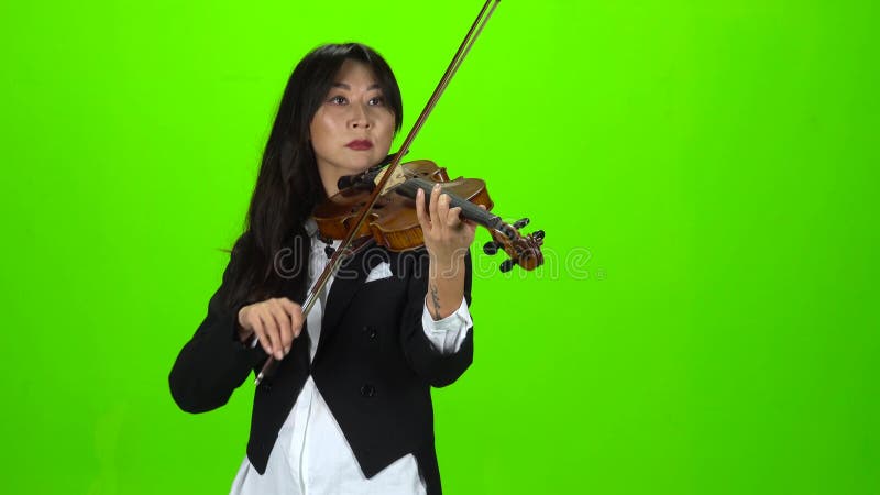 Musicista che sta e che gioca il violino Schermo verde video d archivio