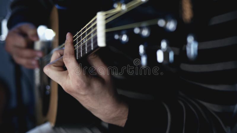 Musicista del chitarrista che gioca sulla chitarra acustica Il chitarrista gioca la musica Gioco della musica della chitarra