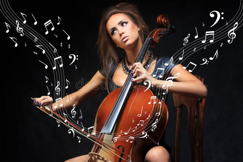 Musicista femminile abbastanza giovane che gioca il violoncello fotografie stock Musicista femminile abbastanza giovane che gioca il violoncello fotografie stock