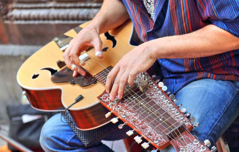 Musicisti della via che giocano davanti alla cattedrale di Barcellona fotografia stock Musicisti della via che giocano davanti alla cattedrale di Barcellona fotografia stock
