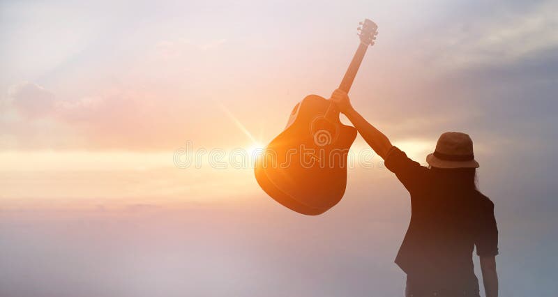 Musicus die akoestische gitaar houden van silhouet op zonsondergang in hand stock afbeeldingen Musicus die akoestische gitaar houden van silhouet op zonsondergang in hand stock afbeeldingen
