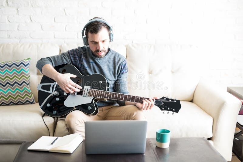 Musicus die nieuwe muziek registreren stock afbeelding Musicus die nieuwe muziek registreren stock afbeelding