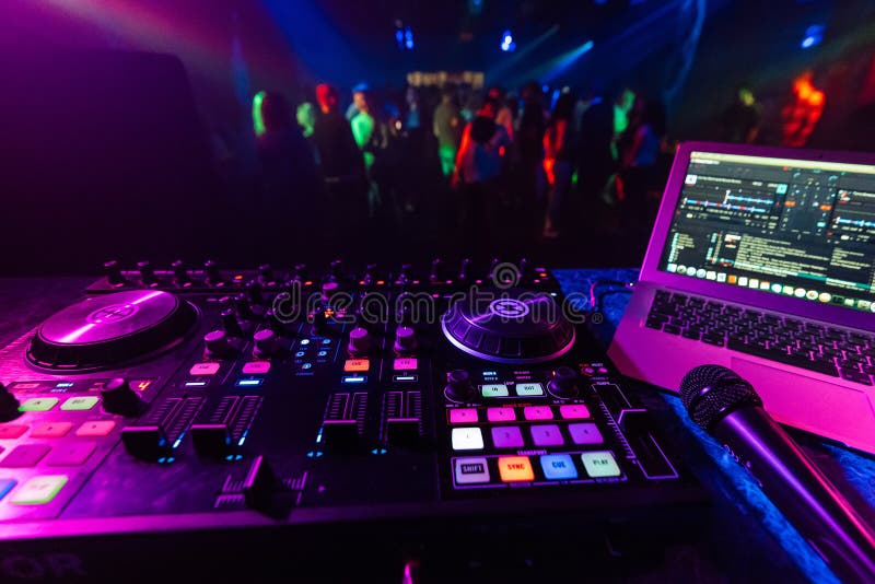 Musik-Controller DJ am Stand im Hintergrund der Tanzfläche