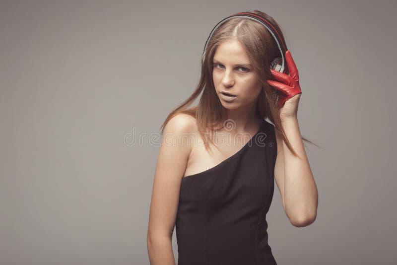Musik för nätt flicka för mode tar lyssnande med hörlurar, bärande röda handskar, nöje med sång Livsstilkvinnabegrepp arkivbilder Musik för nätt flicka för mode tar lyssnande med hörlurar, bärande röda handskar, nöje med sång Livsstilkvinnabegrepp arkivbilder