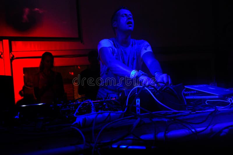 Musik-Glück, Party DJ, Nachtklub-blaue und rote Lichter - DJ Cazanova lizenzfreie stockbilder Musik-Glück, Party DJ, Nachtklub-blaue und rote Lichter - DJ Cazanova lizenzfreie stockbilder