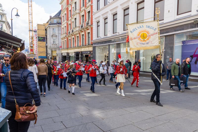 Musikalische Bänder führen durch die Straßen von Oslo, Norwegen vor lizenzfreie stockbilder Musikalische Bänder führen durch die Straßen von Oslo, Norwegen vor lizenzfreie stockbilder