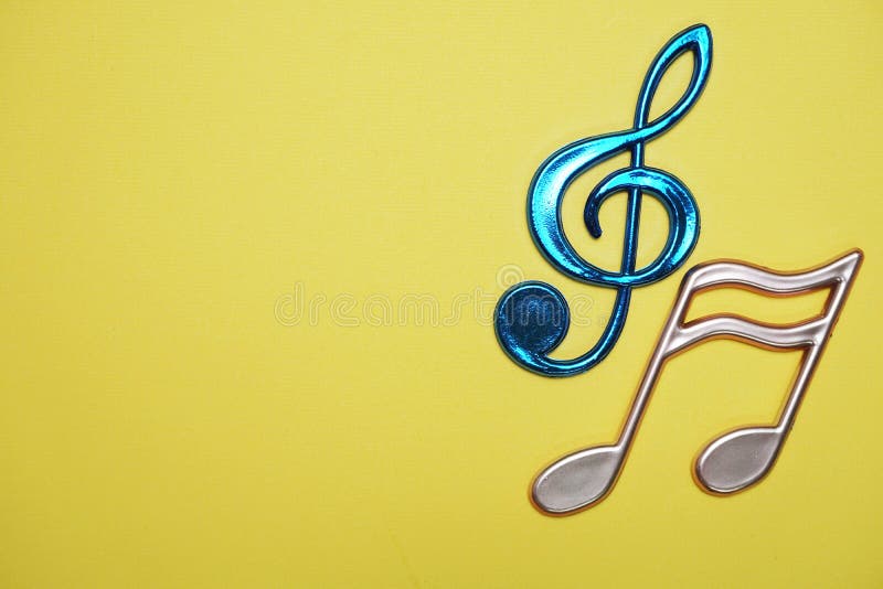 Musikanmerkungen mit Raumkopie auf gelbem Hintergrund lizenzfreie stockfotografie