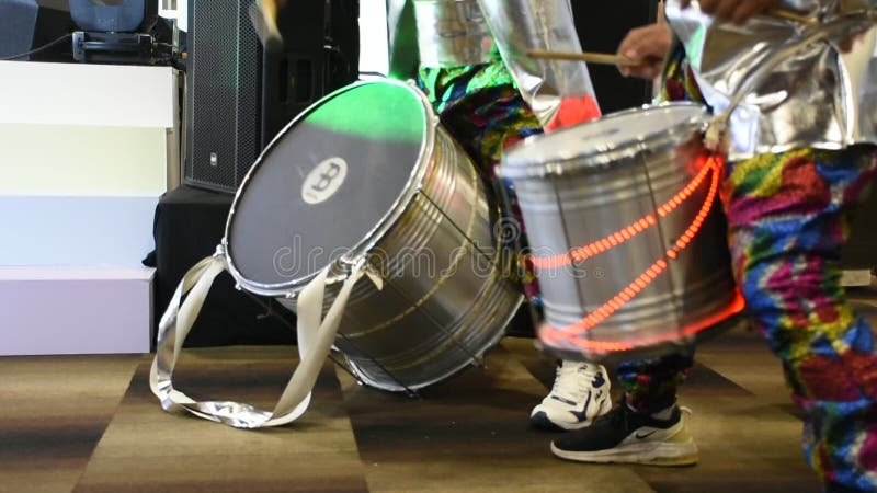 Musikband och thai-skådespelare eller musiker spelar klassiskt instrumenttrumset och dansar för att slå med ljusfärgsljud för show