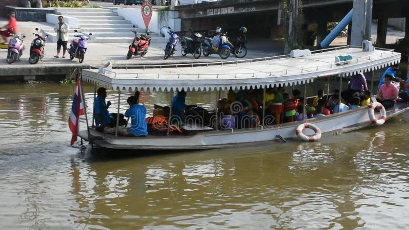 Musikband spelar traditionella thai-musikinstrument på båt vid wat sai yai i icke-thaburi thailand