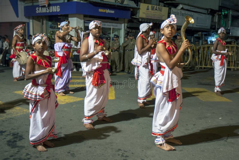 Musiker einschließlich Becken-Spieler und eine Hornträger führen entlang den Straßen von Kandy in Sri Lanka während des Esala Per lizenzfreies stockbild Musiker einschließlich Becken-Spieler und eine Hornträger führen entlang den Straßen von Kandy in Sri Lanka während des Esala Per lizenzfreies stockbild