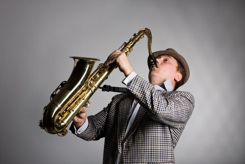 Musiker plays saxofonbarn arkivbilder