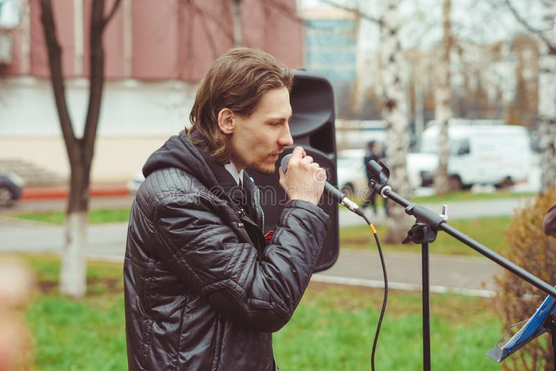 Musiker singen in der Straße lizenzfreie stockbilder Musiker singen in der Straße lizenzfreie stockbilder