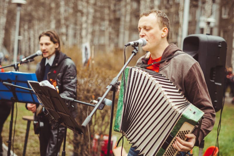 Musiker singen in der Straße stockfotografie Musiker singen in der Straße stockfotografie
