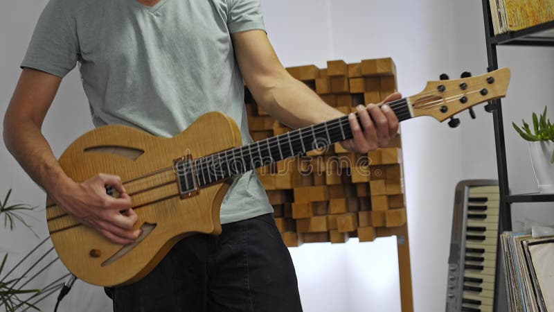 Musiker som spelar den elektriska gitarren i hem- musikstudio