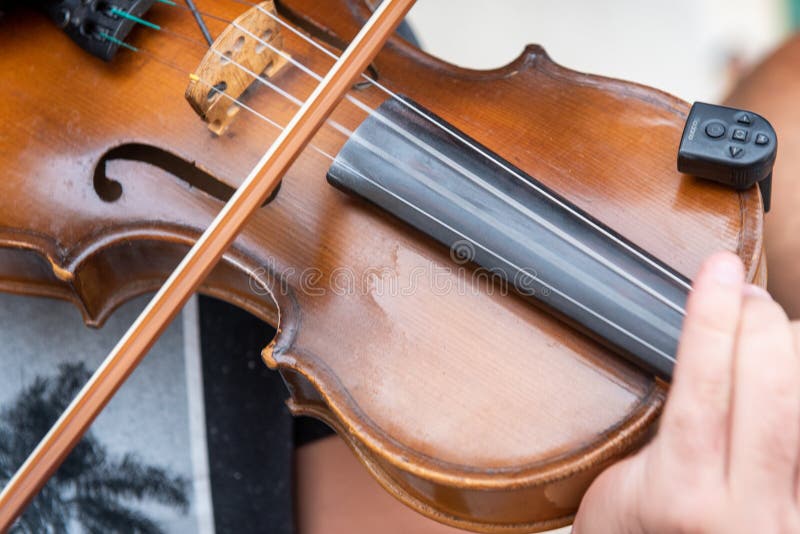 Musiker som spelar en traditionell låt med musikinstrumentet violin arkivbild Musiker som spelar en traditionell låt med musikinstrumentet violin arkivbild