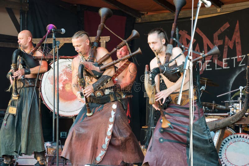 Musiker stilisierten als das Goths, das am Heidelberg-Volksfestival durchführt und 25. September 2016 spielt die Dudelsäcke, die, lizenzfreies stockfoto Musiker stilisierten als das Goths, das am Heidelberg-Volksfestival durchführt und 25. September 2016 spielt die Dudelsäcke, die, lizenzfreies stockfoto