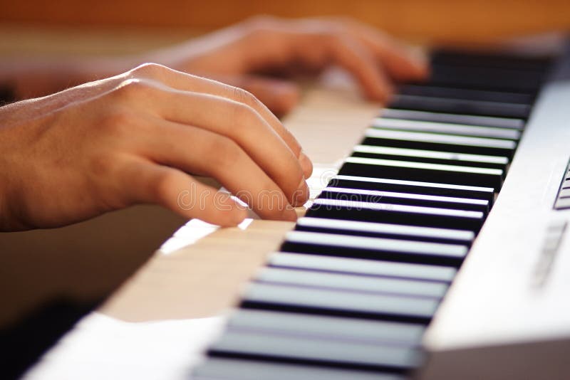 Musikern som trycker på tangenterna av en modern musikalisk synt arkivbilder Musikern som trycker på tangenterna av en modern musikalisk synt arkivbilder