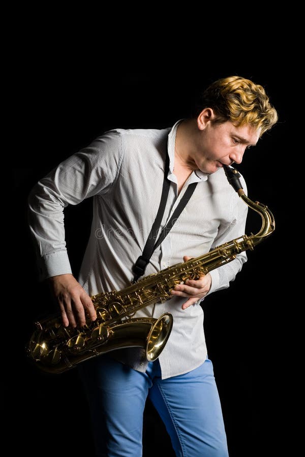 Musikersaxofonbarn arkivbild
