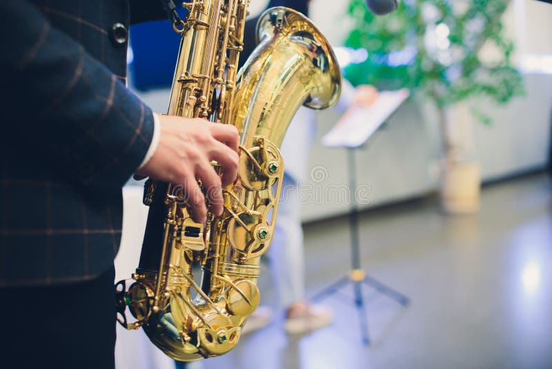 Musikinstrument saxofonist för händer för saxofonspelare som spelar jazzmusik Alt- saxofonmusikinstrumentcloseup fotografering för bildbyråer Musikinstrument saxofonist för händer för saxofonspelare som spelar jazzmusik Alt- saxofonmusikinstrumentcloseup fotografering för bildbyråer