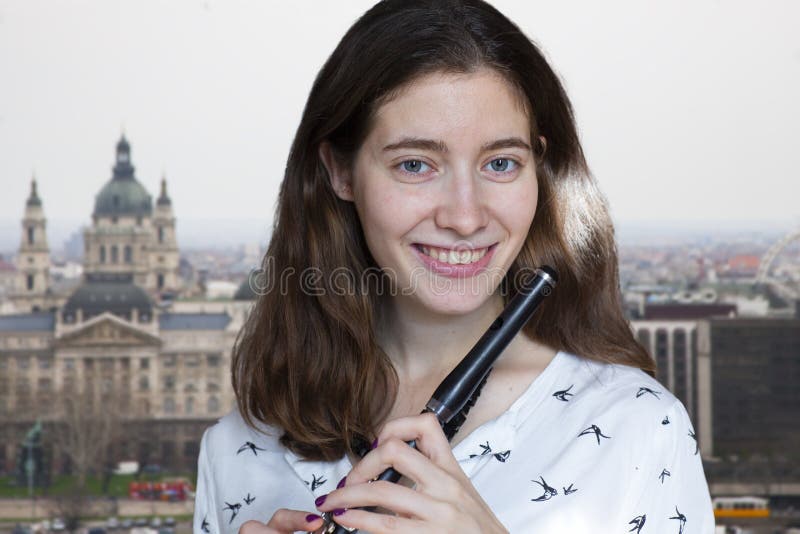 Musikkapacitet Bedöva den eleganta unga damen med tvärflöjtinstrumentet royaltyfria foton Musikkapacitet Bedöva den eleganta unga damen med tvärflöjtinstrumentet royaltyfria foton