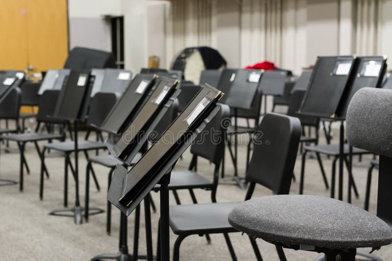 Musikläraren har förberett klassrumet för den nästa gruppen arkivbild Musikläraren har förberett klassrumet för den nästa gruppen arkivbild