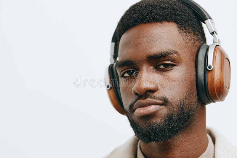 Musikman, färgstark dj american mode african-kille, svart portrait-hörlurar, bakgrund royaltyfri foto