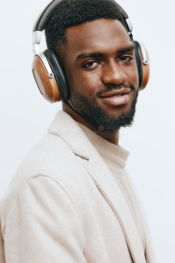 Musikstudio svart bakgrund grå portrait-hörlurar american african dj mode royaltyfria bilder