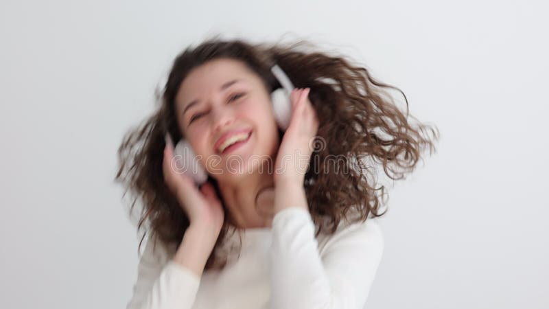 Musikälskare glada damdanser med hörlurar i studio spbi