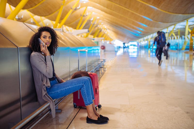 Musique de écoute de jeune femme heureuse avec des écouteurs et le pho mobile photos libres de droits Musique de écoute de jeune femme heureuse avec des écouteurs et le pho mobile photos libres de droits
