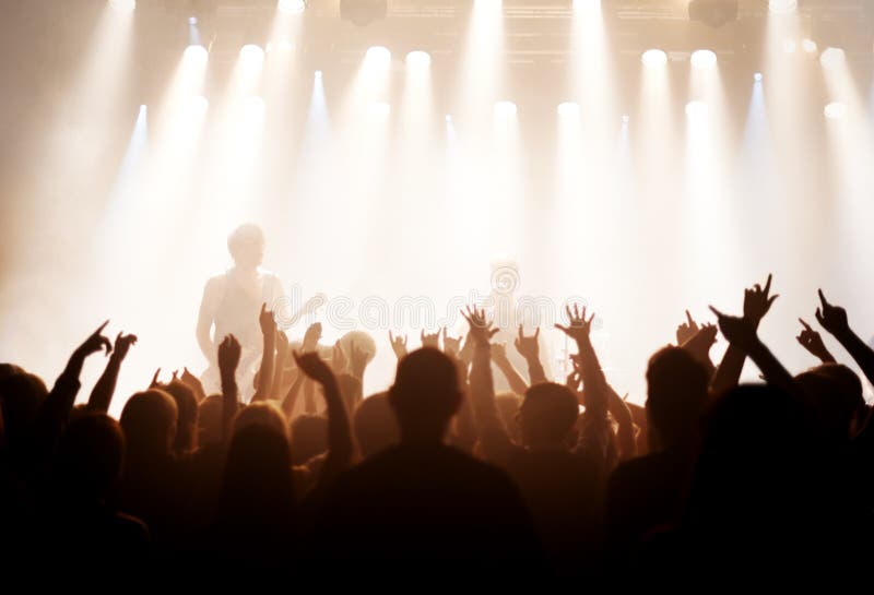 Danse Musicale Et Fête Avec Femme En Concert Pour Rock Live Band  Performance Et Fête Du Nouvel an. Festival Disco Image stock - Image du  foule, fête: 277963029