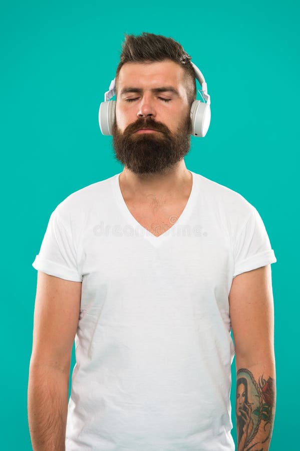 Musique toujours avec moi Chanson de écoute d'homme dans des écouteurs Instruments de technologie que tous les mélomanes devraien photo stock Musique toujours avec moi Chanson de écoute d'homme dans des écouteurs Instruments de technologie que tous les mélomanes devraien photo stock