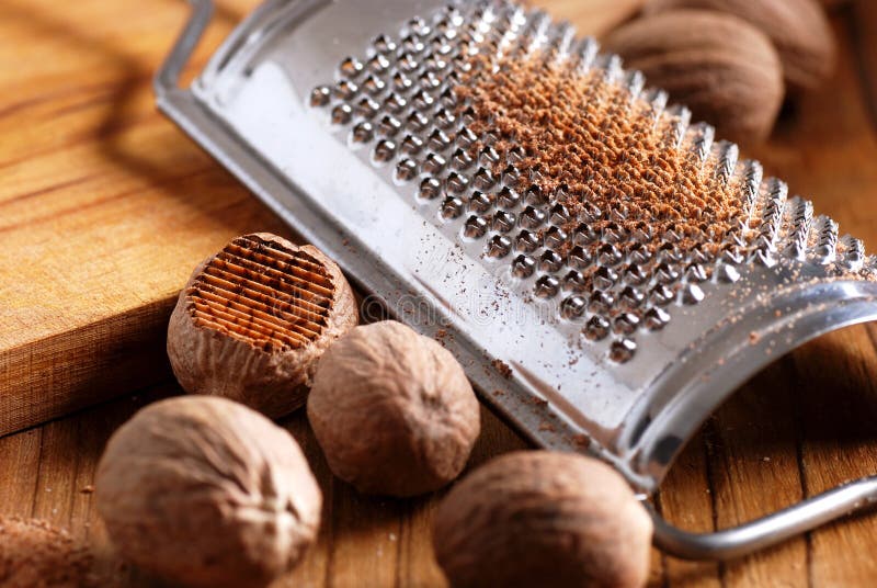 Miawtro Muskatnuss-Mühle Edelstahl - Mit Aufbewahrung Für 3 Nüsse