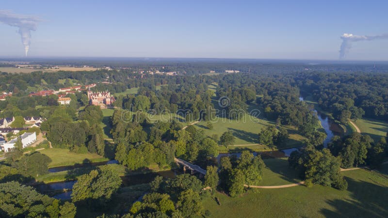 Muskau parkerar, rockerar, UNESCO, Polen, 08 2017 flyg- sikt royaltyfria bilder Muskau parkerar, rockerar, UNESCO, Polen, 08 2017 flyg- sikt royaltyfria bilder