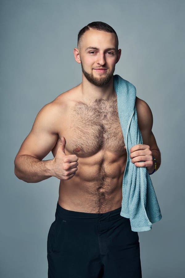 Muskulös shirtless man med handduken över skuldra royaltyfria foton Muskulös shirtless man med handduken över skuldra royaltyfria foton
