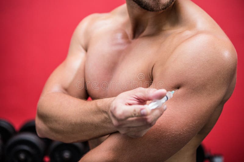 Muskulöser Mann, der Steroide einspritzt lizenzfreie stockfotos Muskulöser Mann, der Steroide einspritzt lizenzfreie stockfotos
