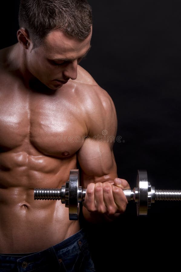 Muskulöser Mann mit Dumbbells. Muskulöser Mann mit Dumbbells.