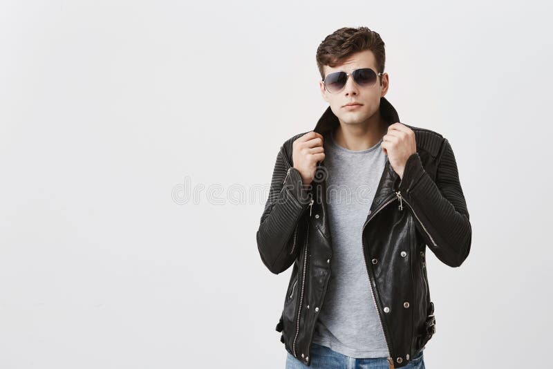 Muskulöser überzeugter Mannestragende Sonnenbrille, die zuhause aufwirft Attraktiver hübscher Kerl mit modischem Haarschnitt im s lizenzfreies stockbild Muskulöser überzeugter Mannestragende Sonnenbrille, die zuhause aufwirft Attraktiver hübscher Kerl mit modischem Haarschnitt im s lizenzfreies stockbild